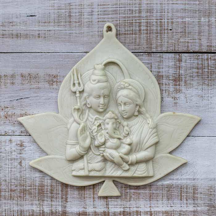 Painel de parede em marmorite branco com relevo detalhado da família de Ganesha, Shiva e Parvati.