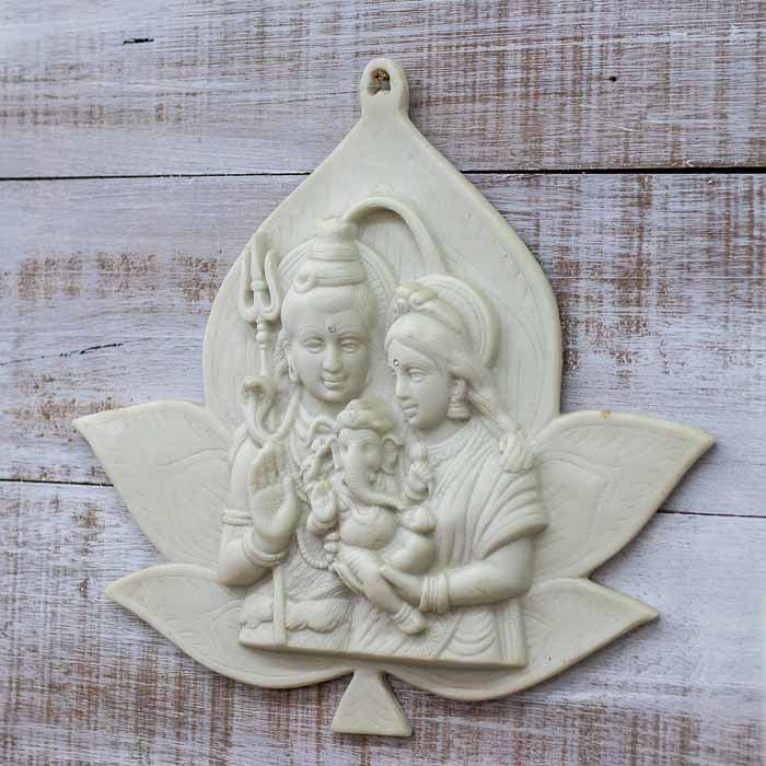 Escultura de parede zen com toque liso de pedra instalada em uma sala de estar minimalista.