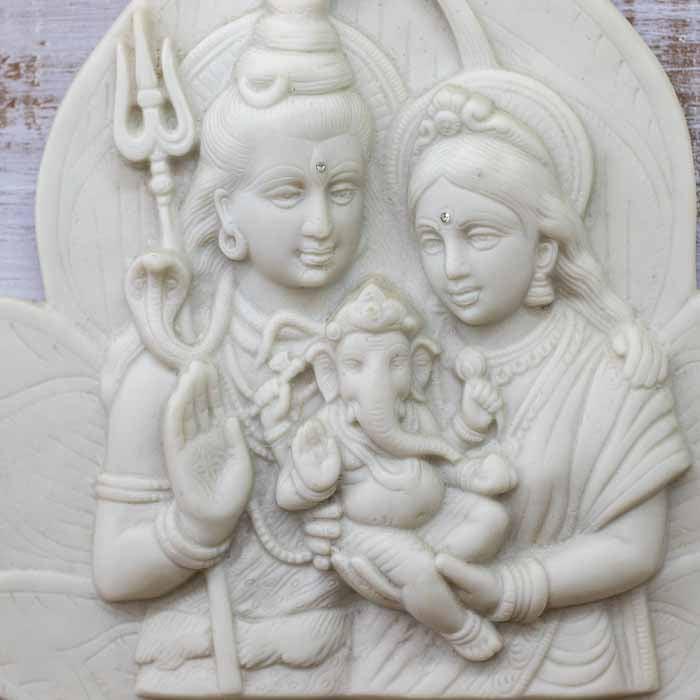 Detalhe frontal do painel Família Ganesha destacando as feições das divindades e o acabamento em marmorite.