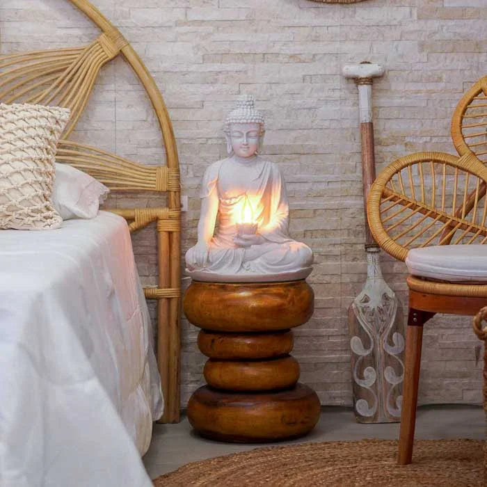Peça espiritual com escultura de Buda tibetano em marmorite e iluminação embutida, ideal para criar um ambiente de paz