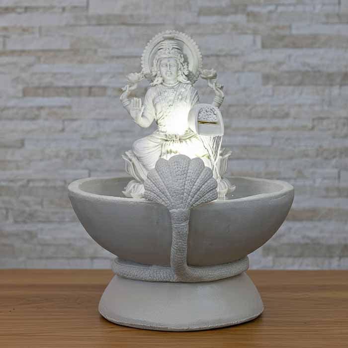 Escultura de Lakshmi para fonte de jardim com acabamento liso e frio, simbolizando abundância e pureza.