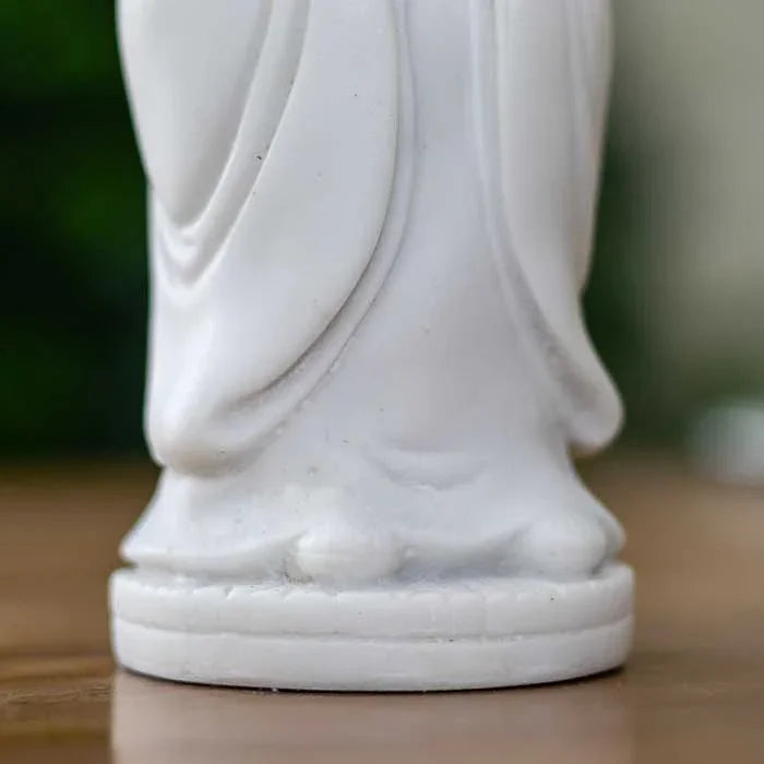 Peça zen com monge orando em posição ereta e traços delicados