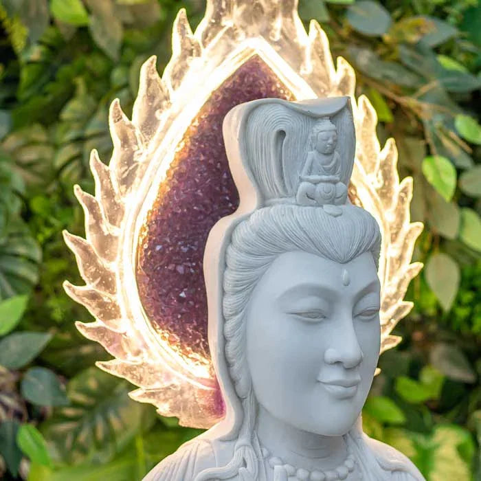 Escultura espiritual da Mãe Divina com luz amarela e centro roxo