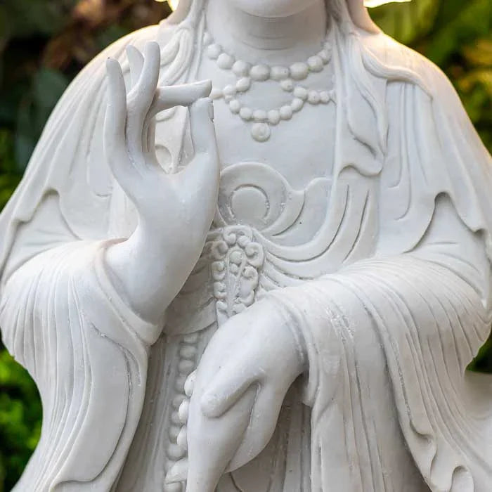 Kuan Yin imponente com base roxa e resplendor em tons suaves