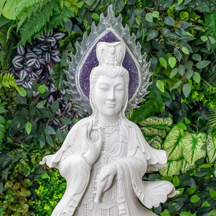 Escultura de fé com Kuan Yin em postura serena e luz amarela