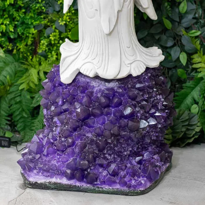 Peça decorativa com base iluminada e aura espiritual destacada