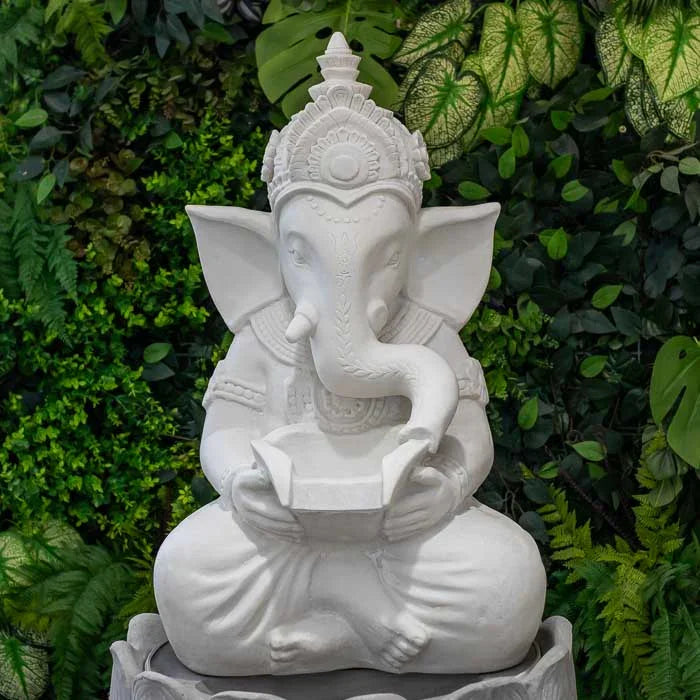 Escultura espiritual funcional com fluxo de água e símbolo hindu de proteção.