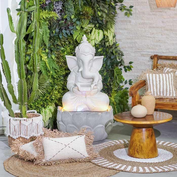 Escultura de Ganesh com fonte em marmorite, trazendo movimento da água e espiritualidade para a decoração