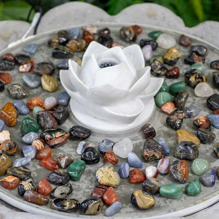 Nascente artesanal com escultura de flor de lótus em marmorite