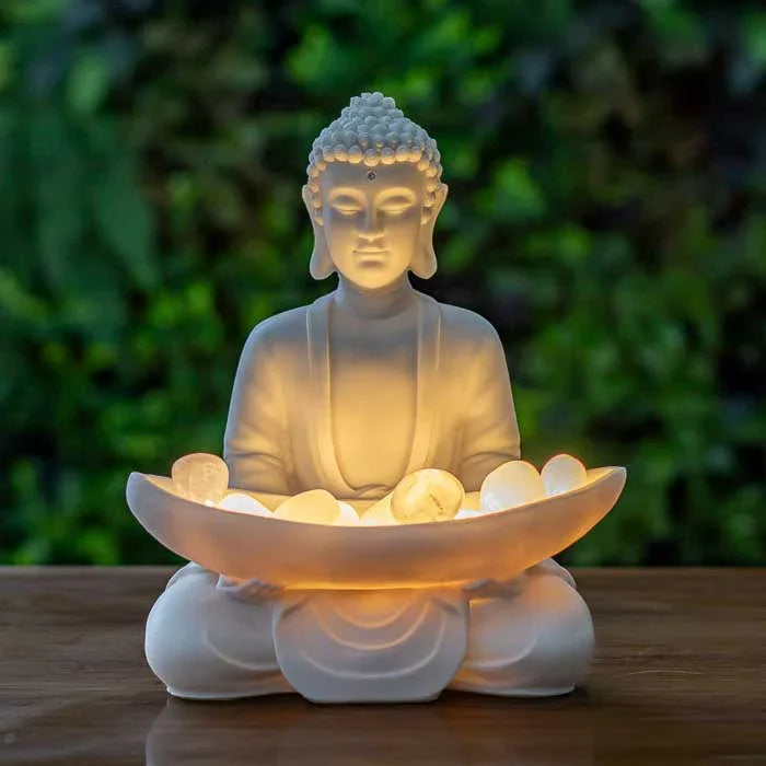 Escultura de Buda branco com pedras iluminadas no colo
