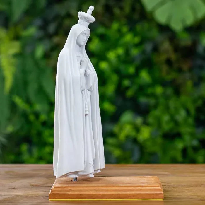 Imagem devocional com coroa branca e mãos em gesto de oração