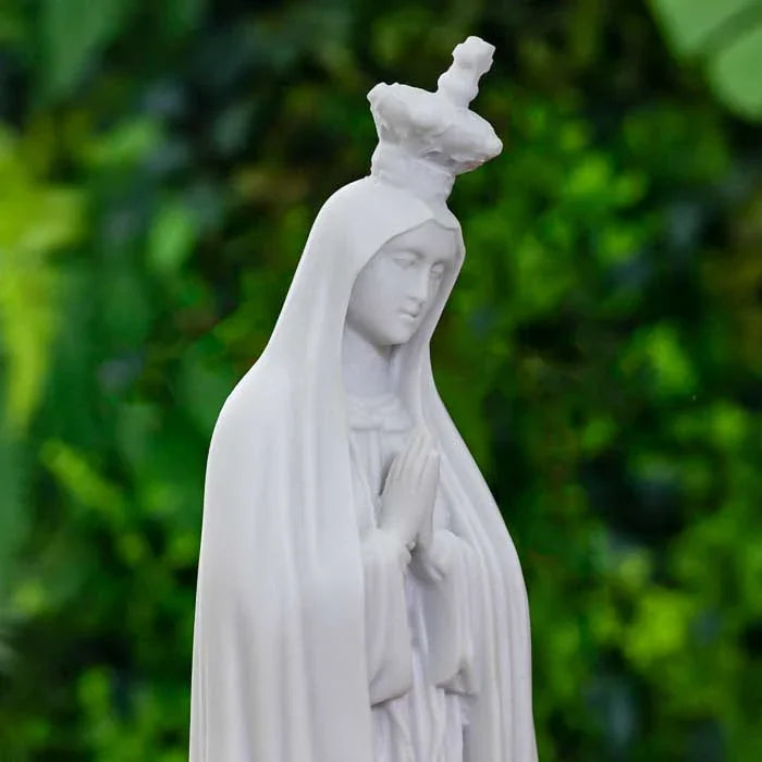 Nossa Senhora de Fátima sobre base de madeira envernizada