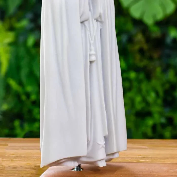 Escultura religiosa com expressão serena e traços delicados