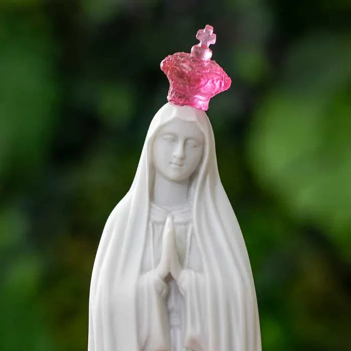 Imagem de Nossa Senhora de Fátima com coroa rosa e luz suave