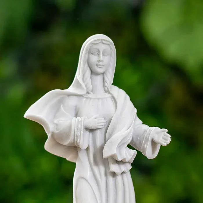 Escultura branca de Nossa Senhora da Paz com base de madeira