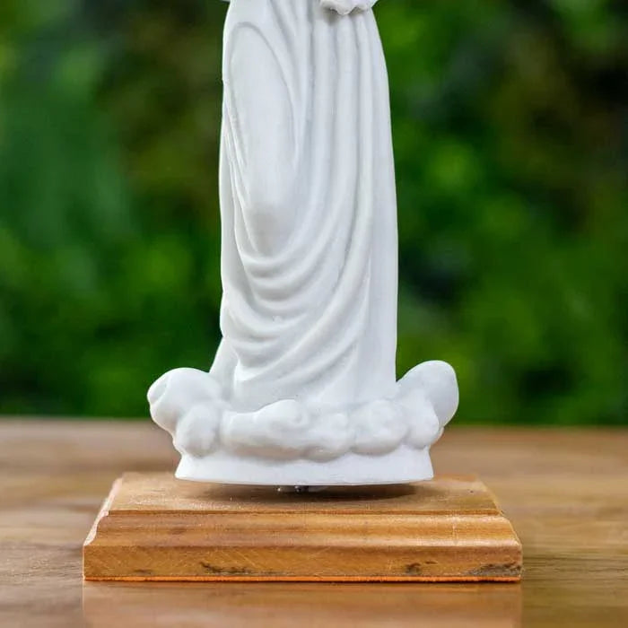 Nossa Senhora da Paz sobre base de madeira clara para altar