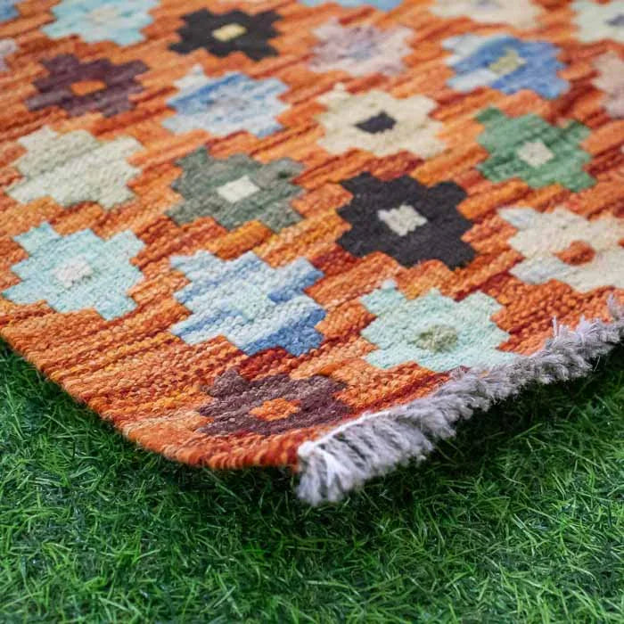 Obra artesanal passadeira Kilim geométrico exclusiva do Paquistão.