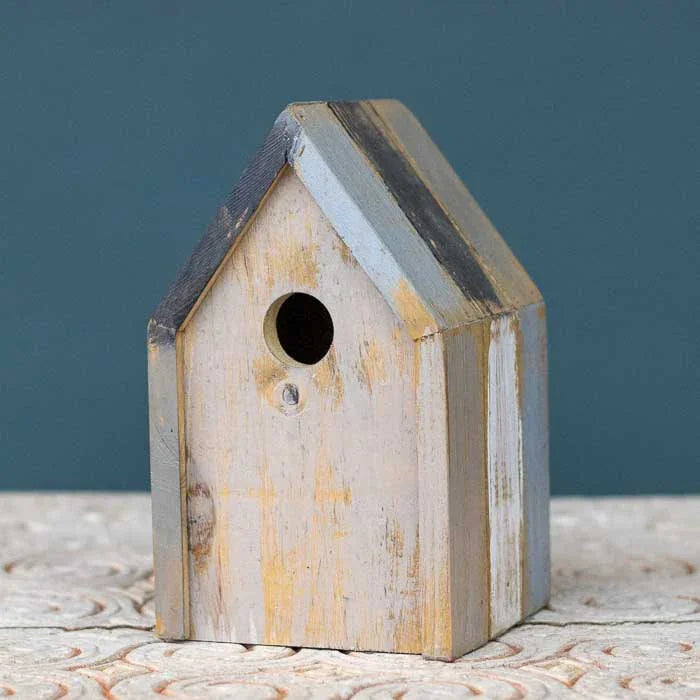 Ninho decorativo em madeira com visual orgânico e proposta sustentável.