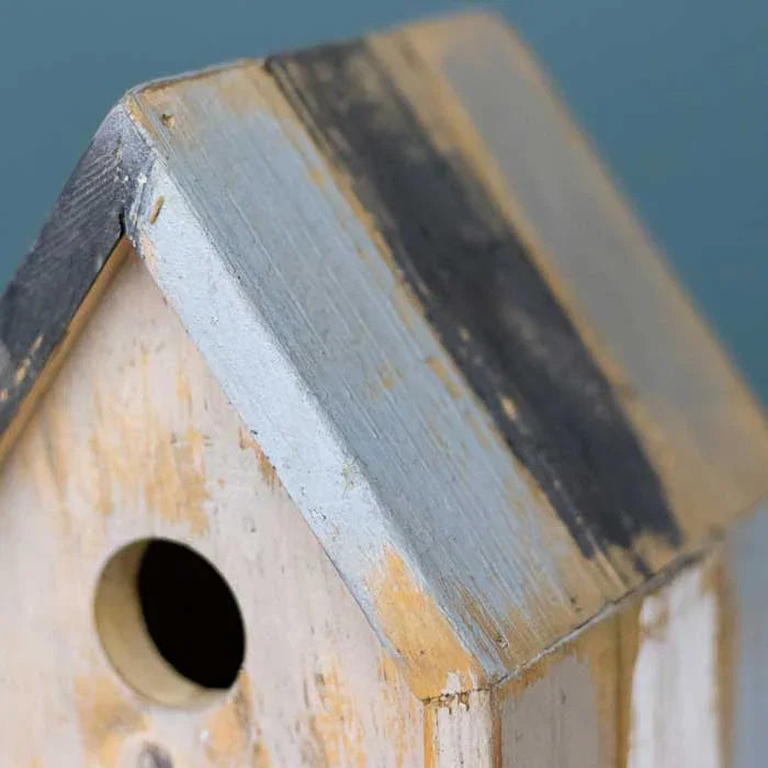 Abrigo artesanal para pássaros feito com madeira e técnicas manuais.