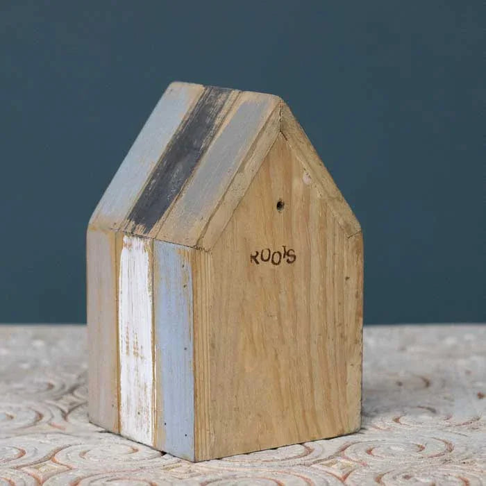 Casinha de madeira pendente ideal para acolher aves com elegância rústica.