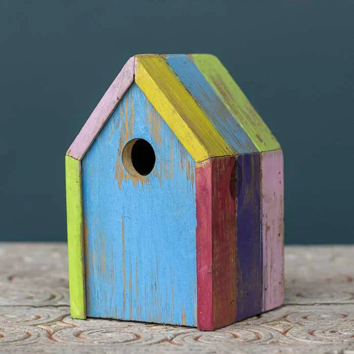 Ninho de pássaro feito à mão em madeira natural com acabamento rústico.