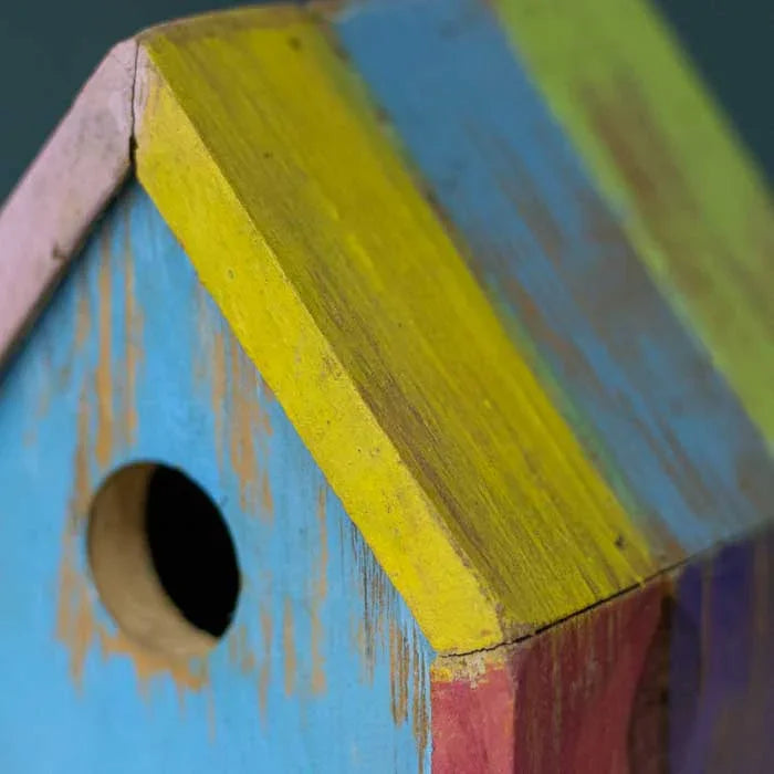 Objeto artesanal para jardim que acolhe aves e decora com simplicidade.