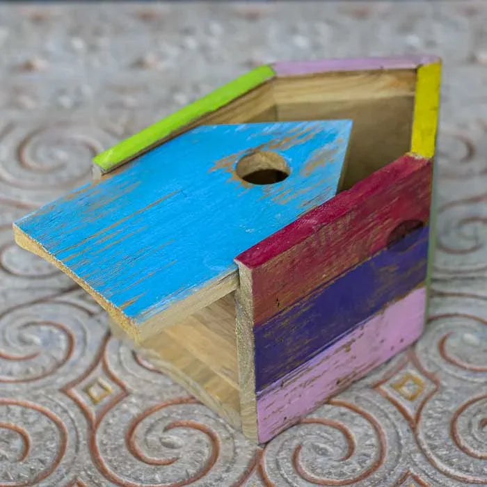 Casinha de madeira produzida artesanalmente no Brasil para uso externo.