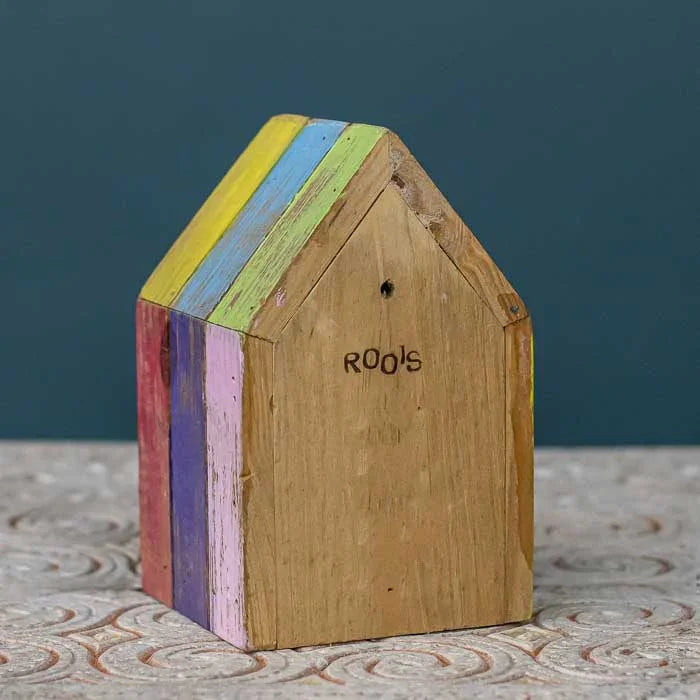 Ninho de madeira funcional com estilo natural, ideal para áreas verdes.