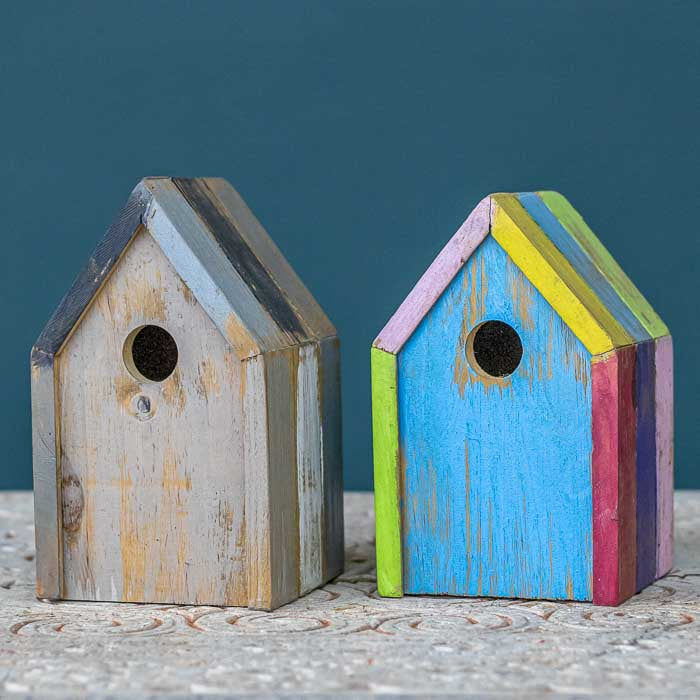 Peça rústica que une decoração e função ecológica para atrair pássaros.
