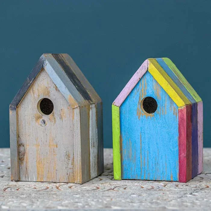 Peça rústica que une decoração e função ecológica para atrair pássaros.