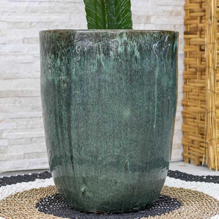 Vaso decorativo para jardim com visual clássico e material resistente.