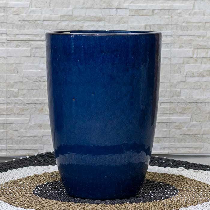 Vaso de cerâmica azul escuro feito no Brasil com acabamento esmaltado