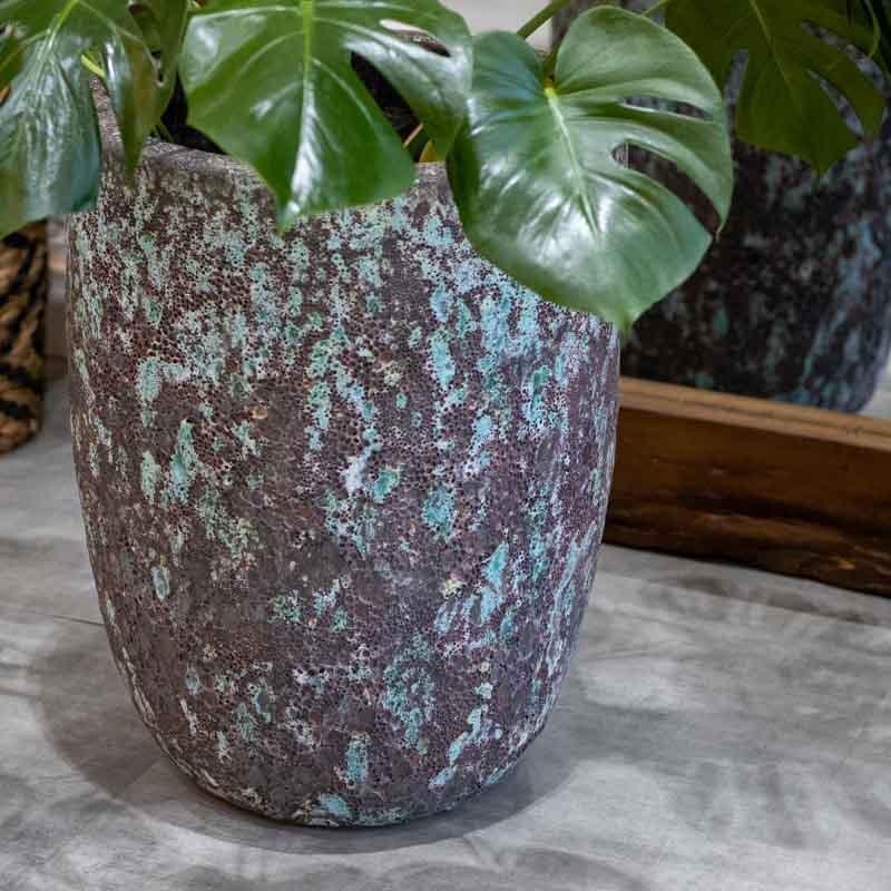 Vaso cachepot tradicional em cerâmica vietnamita com acabamento antik rústico e tons de turquesa.