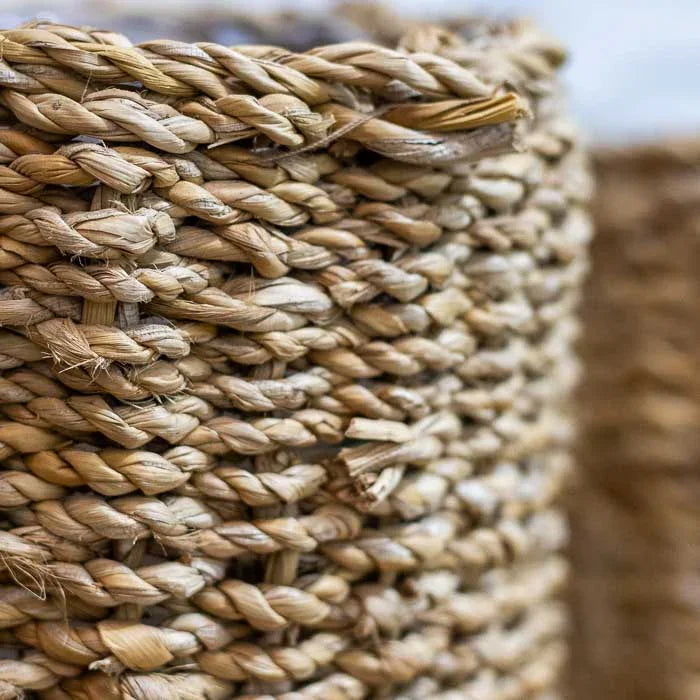 Cachepot de fibra natural com textura leve e visual sustentável.