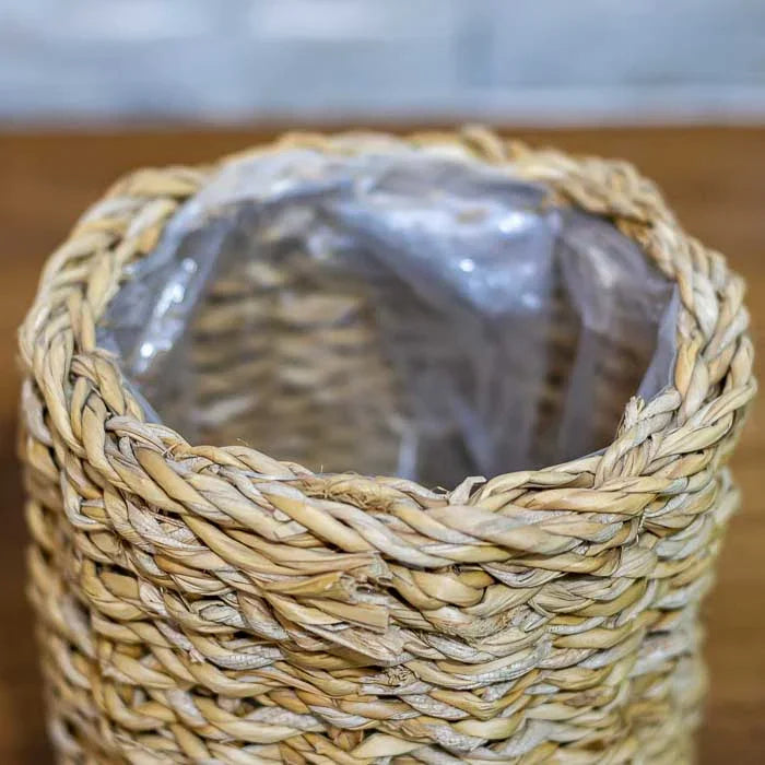 Objeto funcional e estético, feito à mão com fibra vegetal e técnica ancestral.