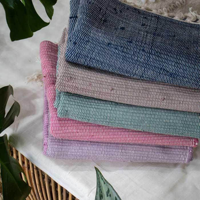 Transforme pequenos espaços com esse tapete autoral: textura, cor e calor humano em cada fio.