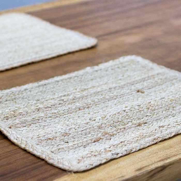 Peça decorativa em fibra vegetal com tramas naturais para mesas com estilo orgânico.