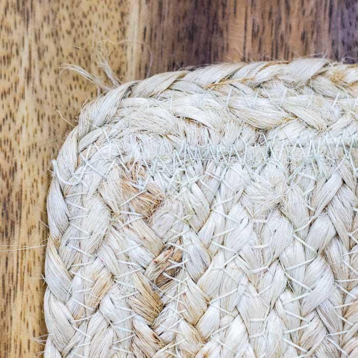 Acessório de mesa em juta feito à mão, ideal para decorações tropicais e boho.