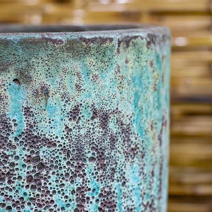 Peça decorativa de cerâmica brasileira em tom azul claro fosco com efeito aerado.