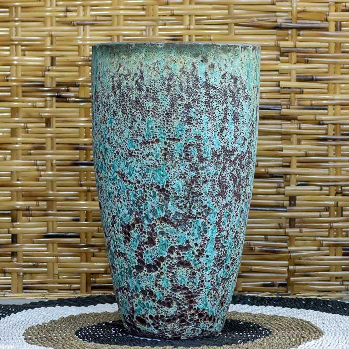 Vaso de cerâmica azul claro fosco, feito à mão no Brasil, com textura aerada.