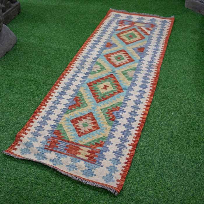 Tapete Kilim em tear tradicional com 201x74cm em padrão geométrico.