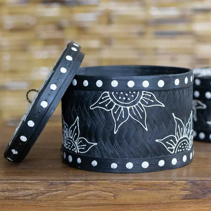 Objeto decorativo com acabamento étnico e traços artísticos manuais.
