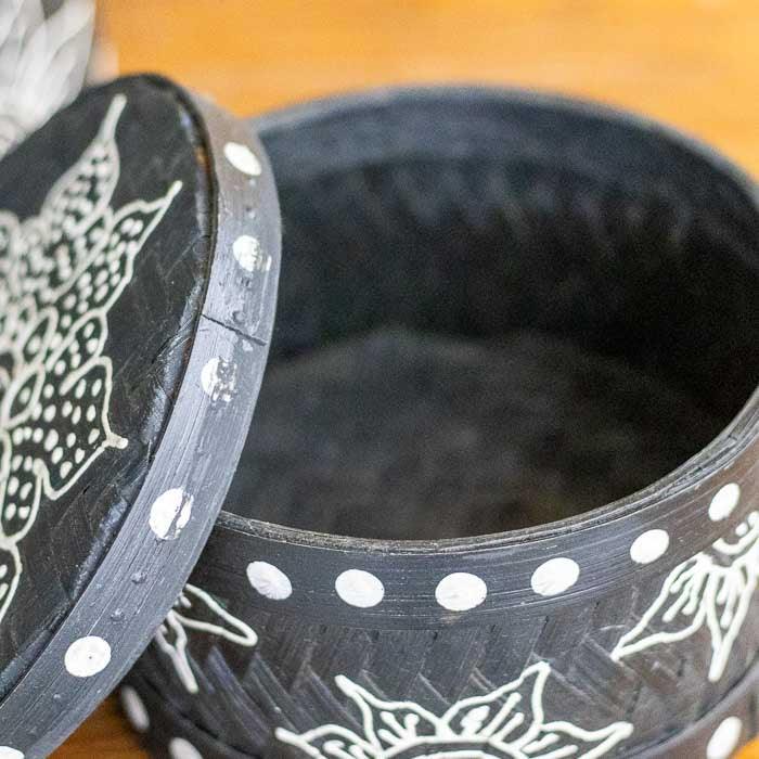 Objeto funcional e decorativo feito à mão com materiais naturais.