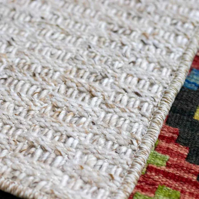 Passadeira de chão com 200cm de comprimento, em tonalidade neutra e clara.