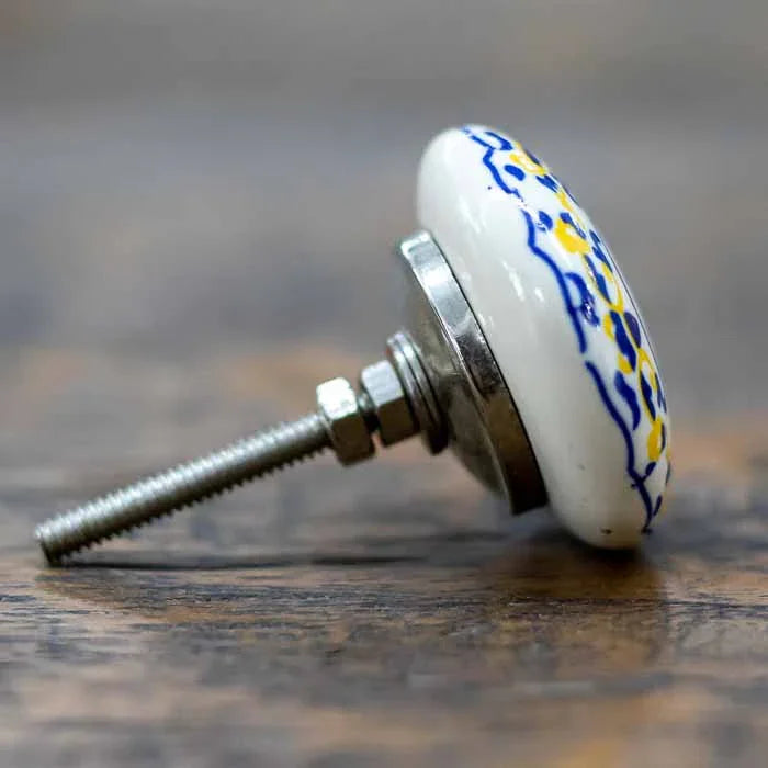 Puxador de gaveta indiano em cerâmica com arabescos azuis e amarelos.