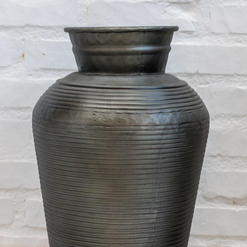 Vaso em Metal Indiano | Onix - Arte &amp; Sintonia 2023, jardim, jardim zen, Metal, vaso, Vasos, Índia