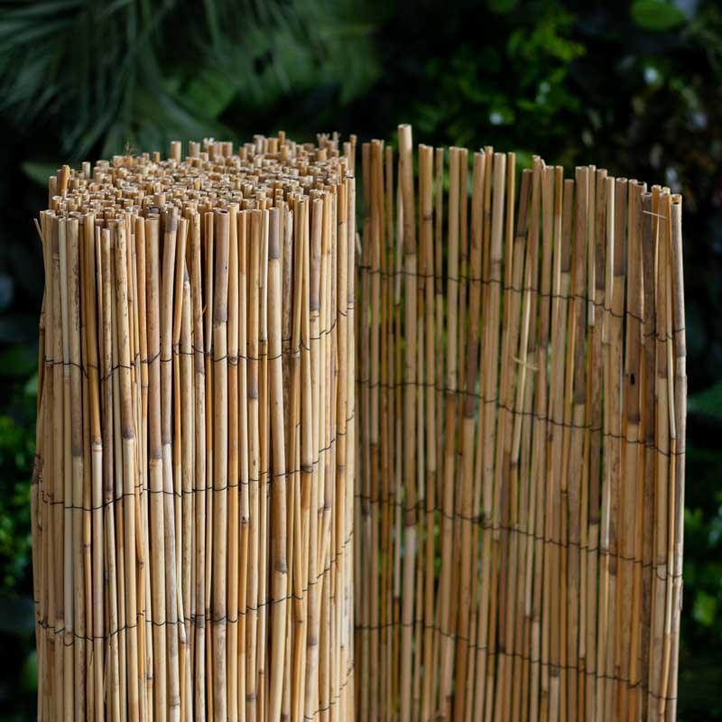 Biombo de bambu flexível ideal para criar privacidade em jardins de inverno e varandas gourmet.