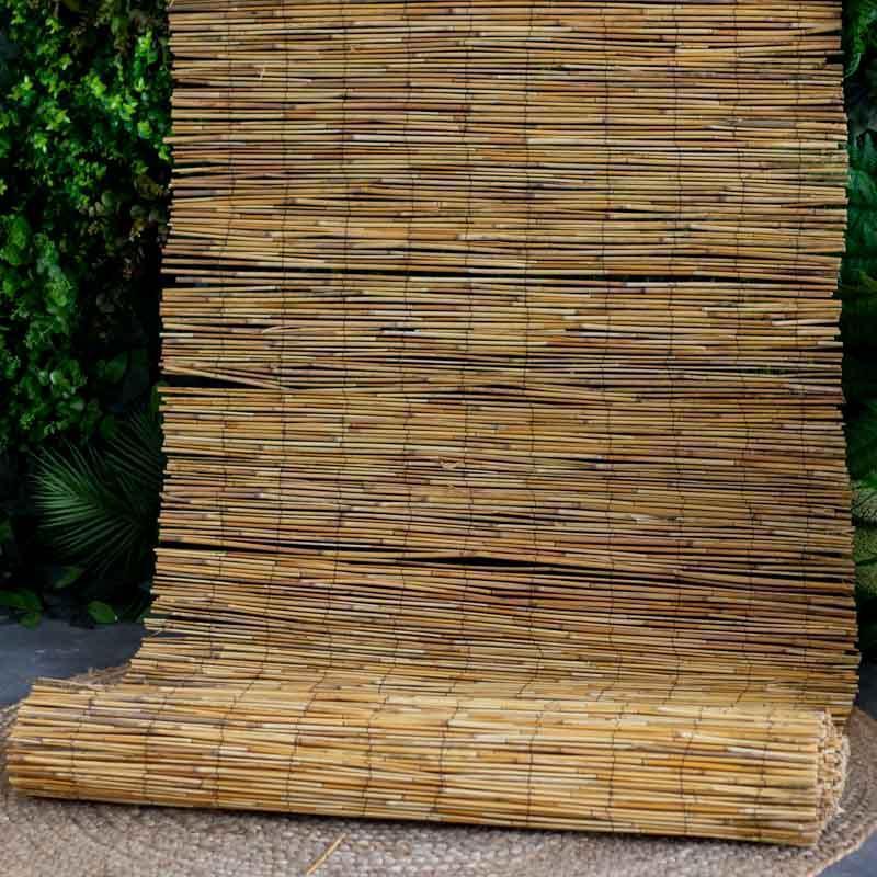 Revestimento natural de bambu para paredes, destacando a estética rústica e sustentável do artesanato indiano.