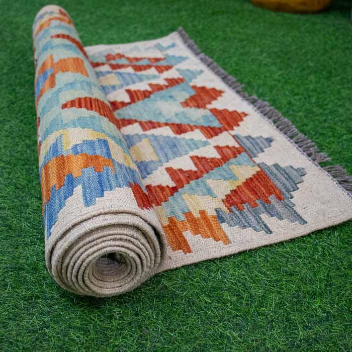 Tapete passadeira Kilim oriental artesanal feito à mão no Paquistão.