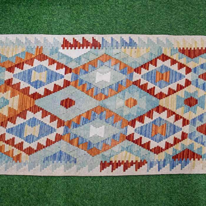 Obra artesanal passadeira Kilim oriental de tear manual.